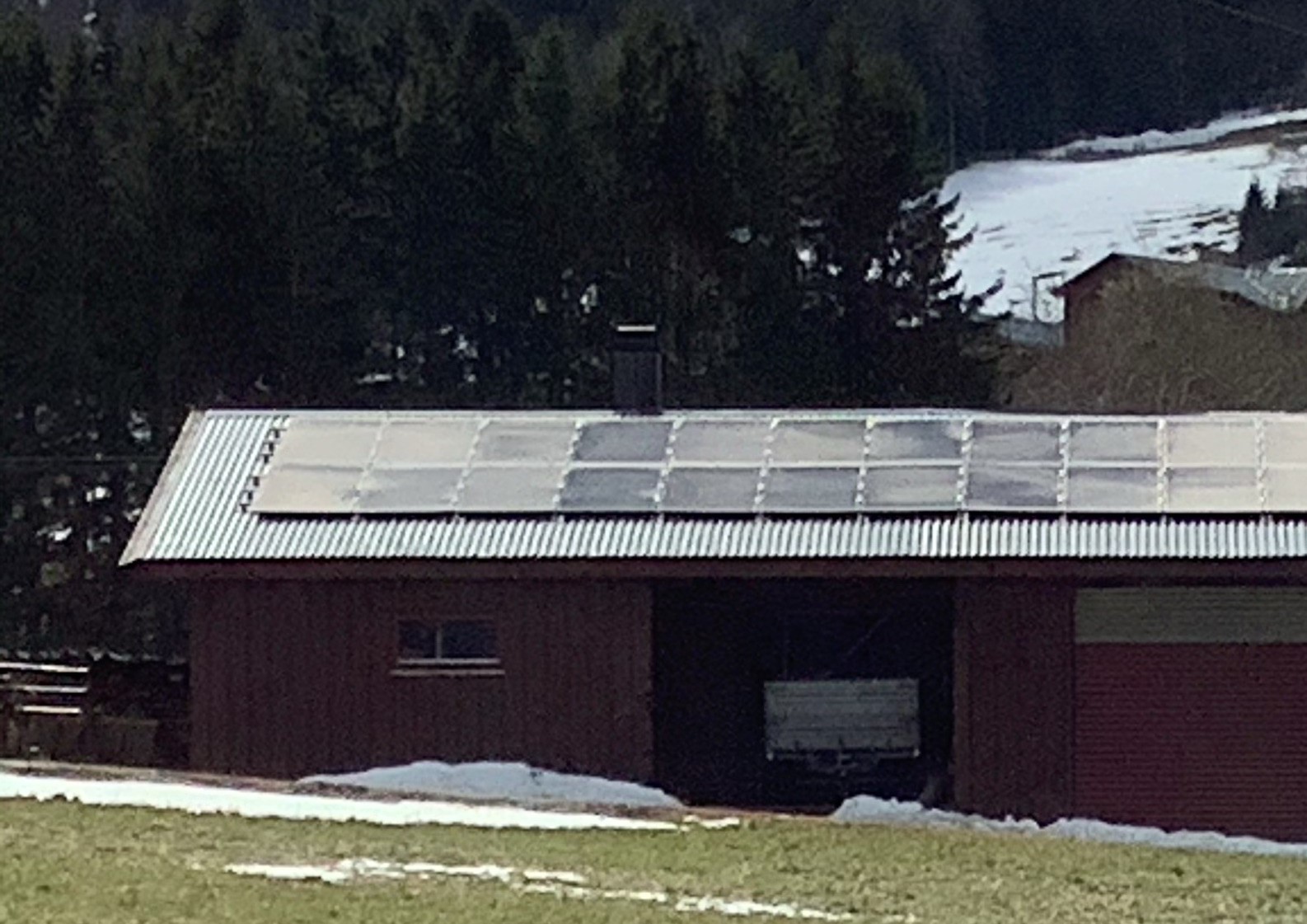 Solenergi på eit fjøstak i Vik, Vestland